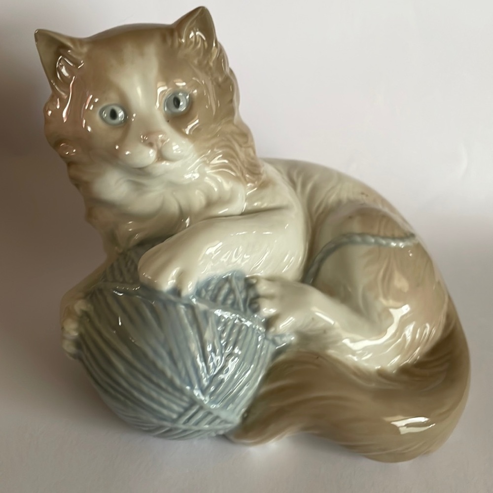 Llardo NAO retired cat with yarn figurine